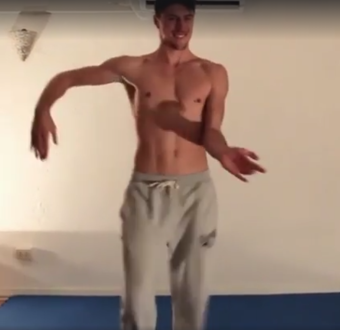 El bailarín de danza del vientre que tiene hipnotizado a Internet