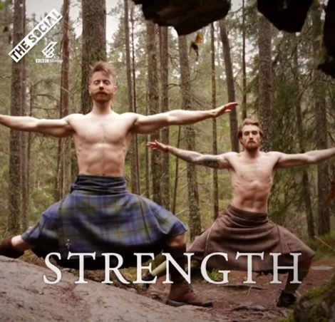‘Kilt yoga’: posturas imposibles en falda escocesa y sin calzoncillos