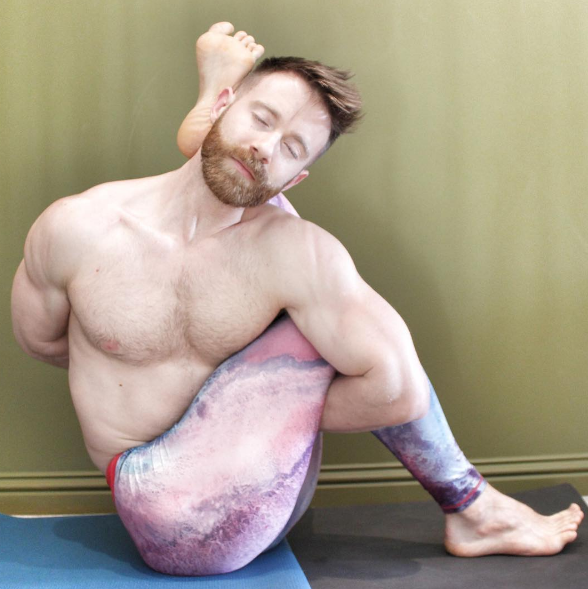 ‘Kilt yoga’: posturas imposibles en falda escocesa y sin calzoncillos