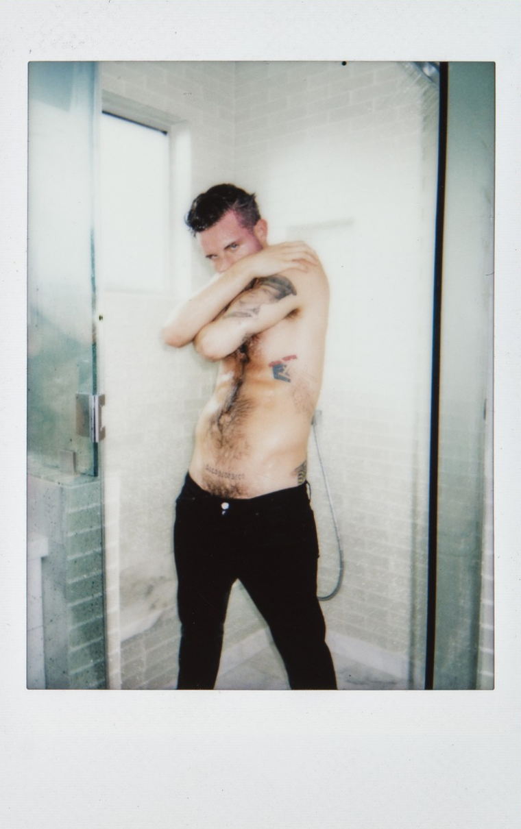Nico Tortorella (‘Younger’) posa semidesnudo en una sesión de fotos