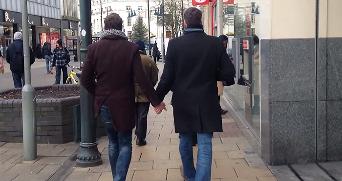 Esto ocurre si 2 hombres heteros pasean de la mano
