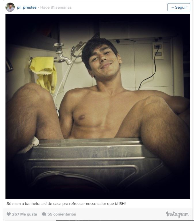 Futbolista se desnuda en Instagram