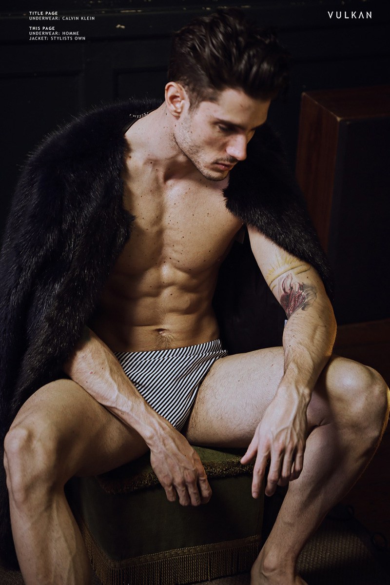 Diego Barrueco posa desnudo en una sesión de fotos