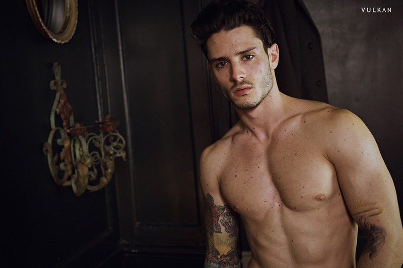 Diego Barrueco posa desnudo en una sesión de fotos