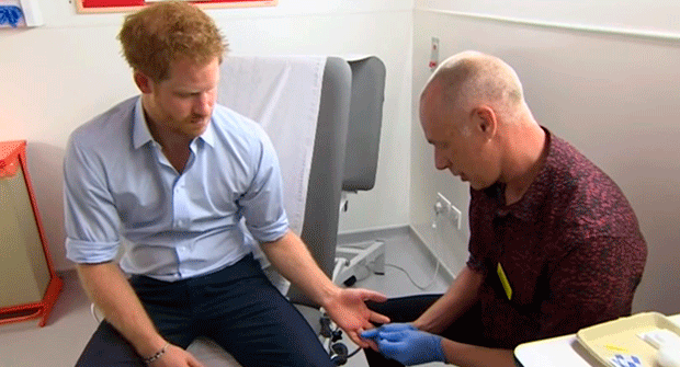 El príncipe Harry se somete a la prueba del VIH