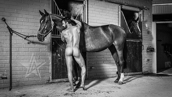 El modelo Jess Vill se atreve a cabalgar desnudo