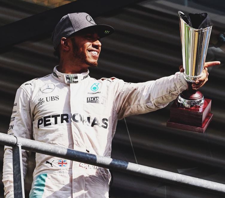 Lewis Hamilton nos enseña lo que esconde en su entrepierna