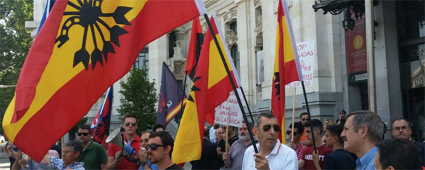 La Falange se manifiesta frente al Ayuntamiento de Madrid en la semana del Orgullo LGTB (Fuente: Twitter)
