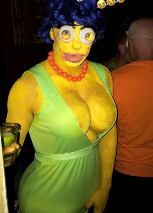 Colton Haynes se disfraza de Marge Simpson en Halloween