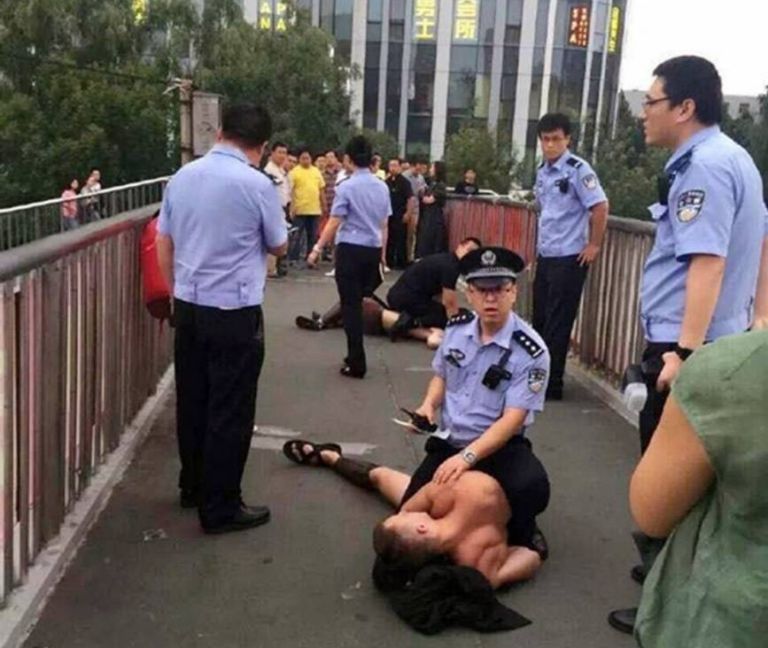 Por qué la policía china detuvo a estos espartanos