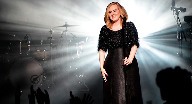 Emotiva pedida de mano en un concierto de Adele