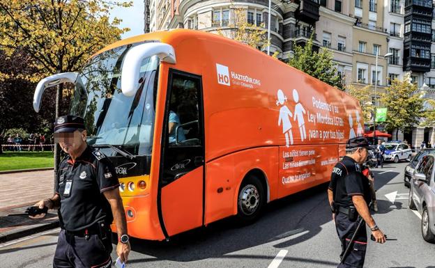 Abucheos al autobús transfóbico de HazteOír en Bilbao