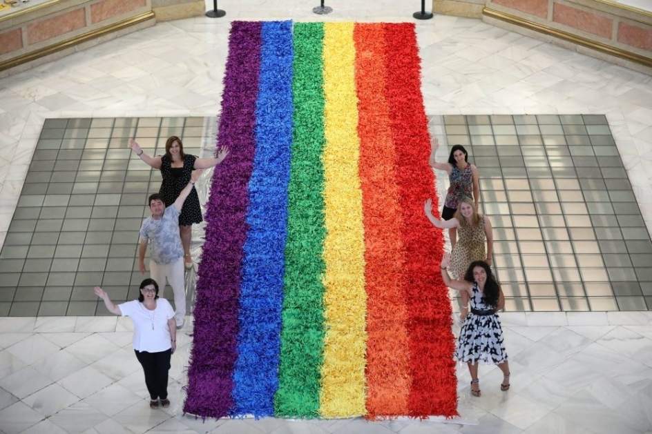 La bandera LGTB ya cuelga en el Ayuntamiento de Madrid
