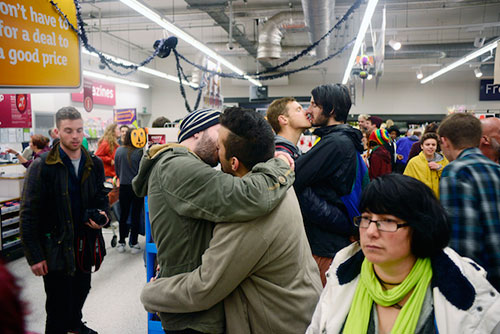 Besada masiva gay contra un supermercado homófobo