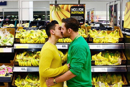 Besada masiva gay contra un supermercado homófobo