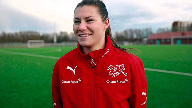 Una estrella del fútbol suizo presenta a su novia