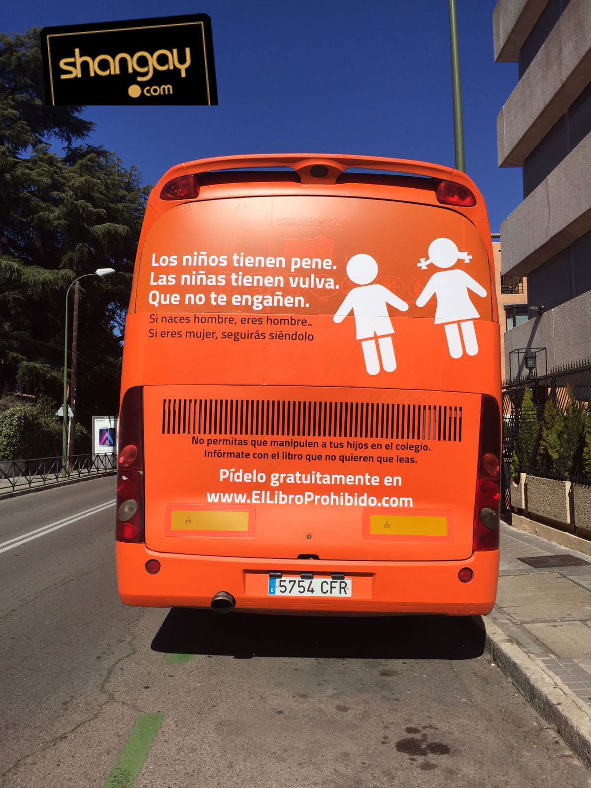 El indignante autobús transfóbico que recorre los colegios de Madrid