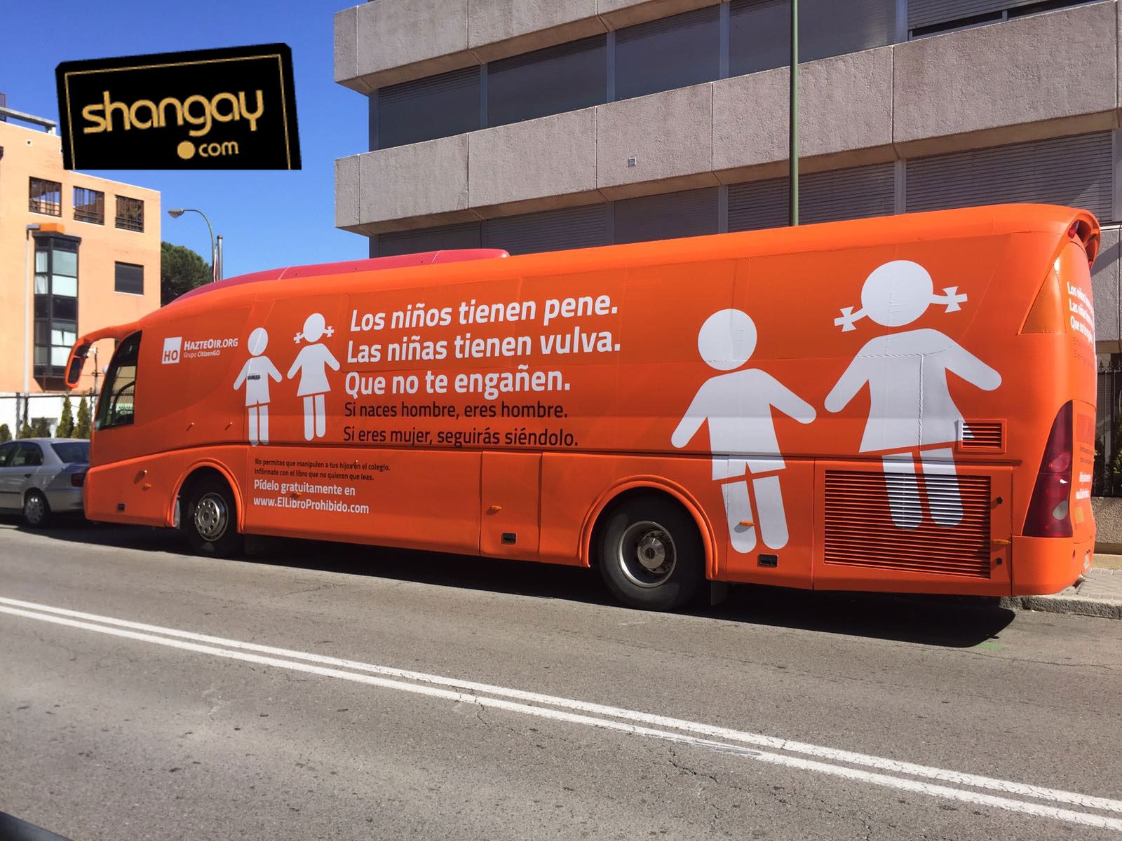 Hazte Oír reúne a ¡300 personas! para defender su autobús transfóbico