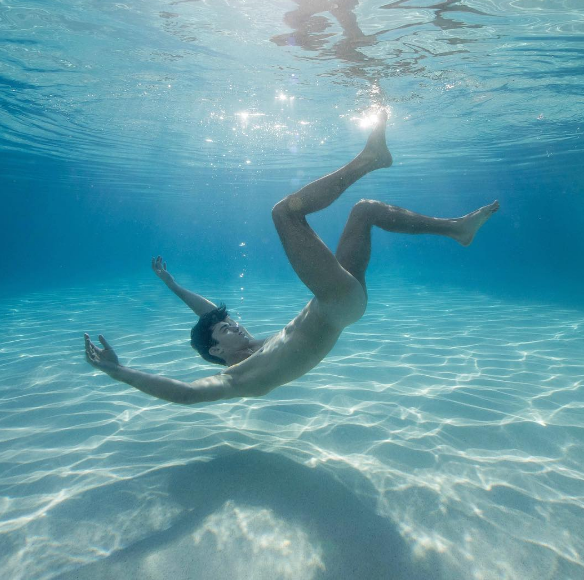 Lucas Murnaghan y su fotografía homoerótica dentro de la piscina