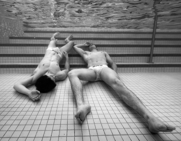 Lucas Murnaghan y su fotografía homoerótica dentro de la piscina