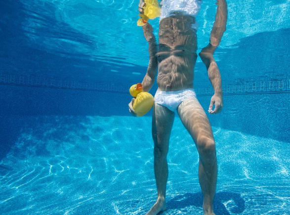 Lucas Murnaghan, homoerotismo dentro de la piscina
