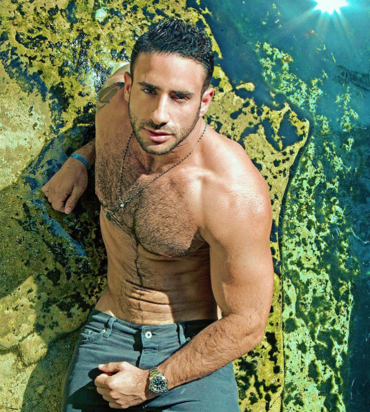 Eliad Cohen termina un verano de lo más sexy con su desnudo