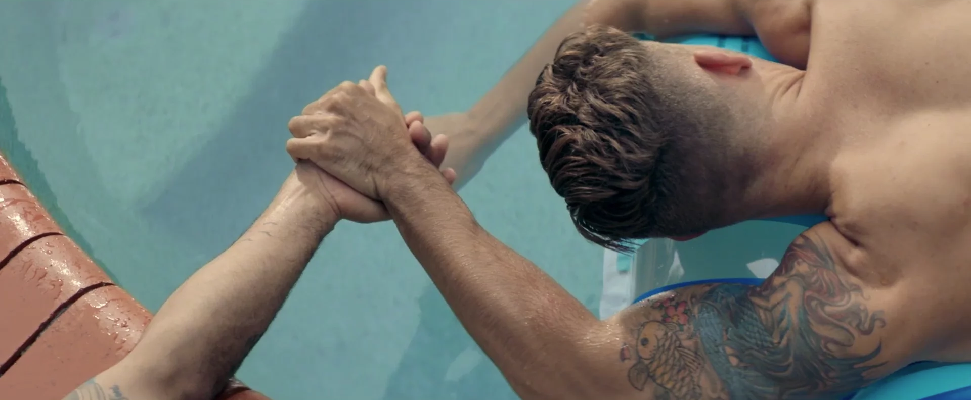 Este vídeo quiere que las parejas LGTB se cojan de la mano contra la homofobia