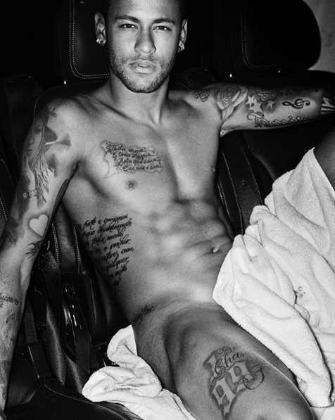 Neymar posa desnudo para Mario Testino