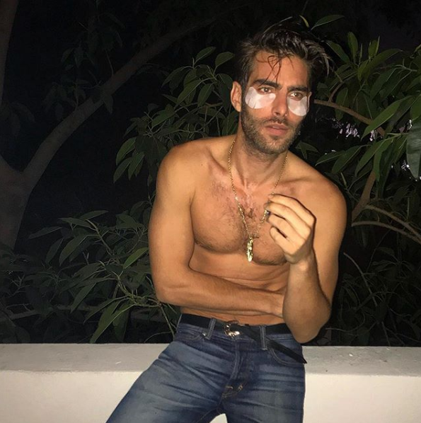 Jon Kortajarena da la bienvenida a Los Ángeles (casi) desnudo