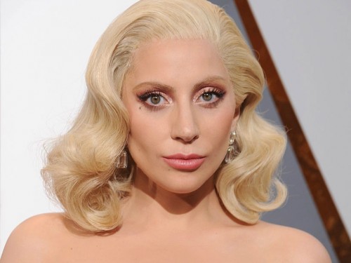 Lady Gaga va a un orfanato y canta ‘Born this way’