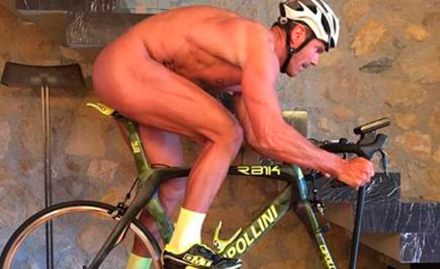 Mario Cipollini: el ciclista desnudo con casco
