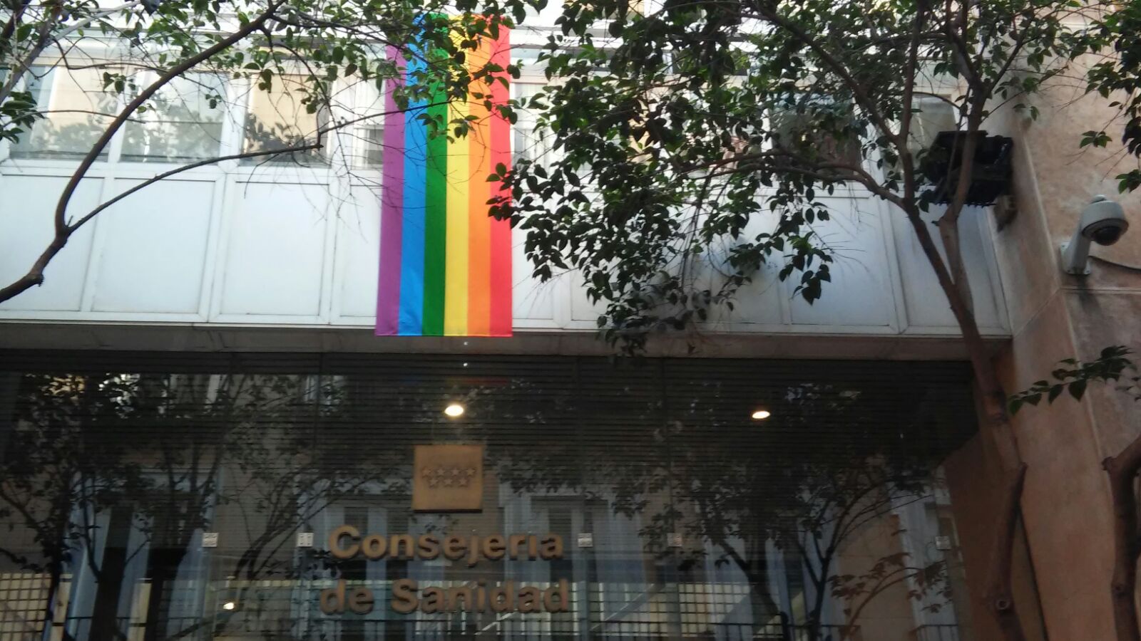 La Real Casa de Correos ya luce la bandera LGTB
