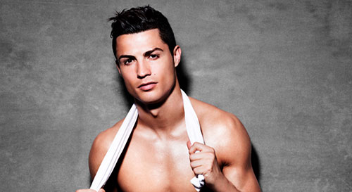 Cristiano Ronaldo no aguanta más con ropa