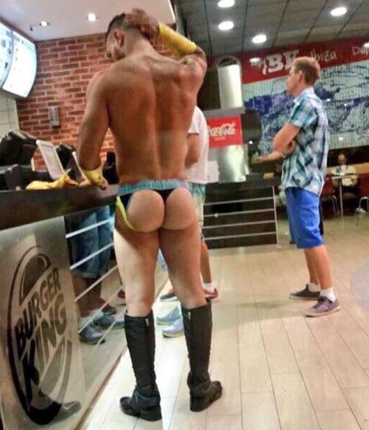 Un chulazo compra una hamburguesa enseñando el culo