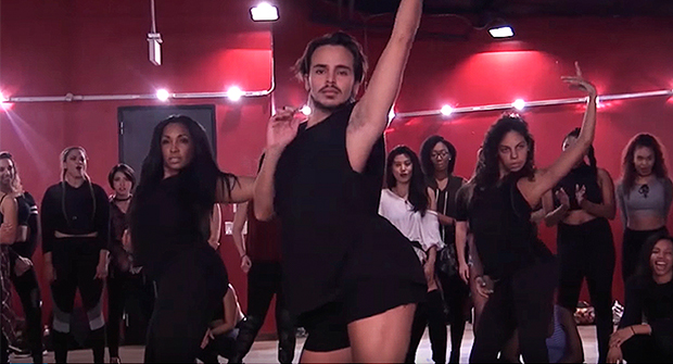 El bailarín Yanis Marshall baila Christina Aguilera en tacones