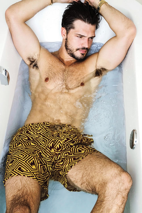 En el baño con el modelo Diego Miguel