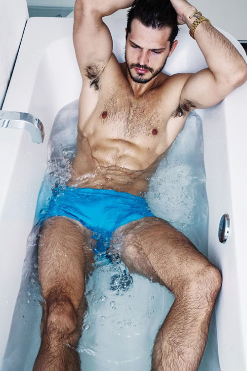 En el baño con el modelo Diego Miguel