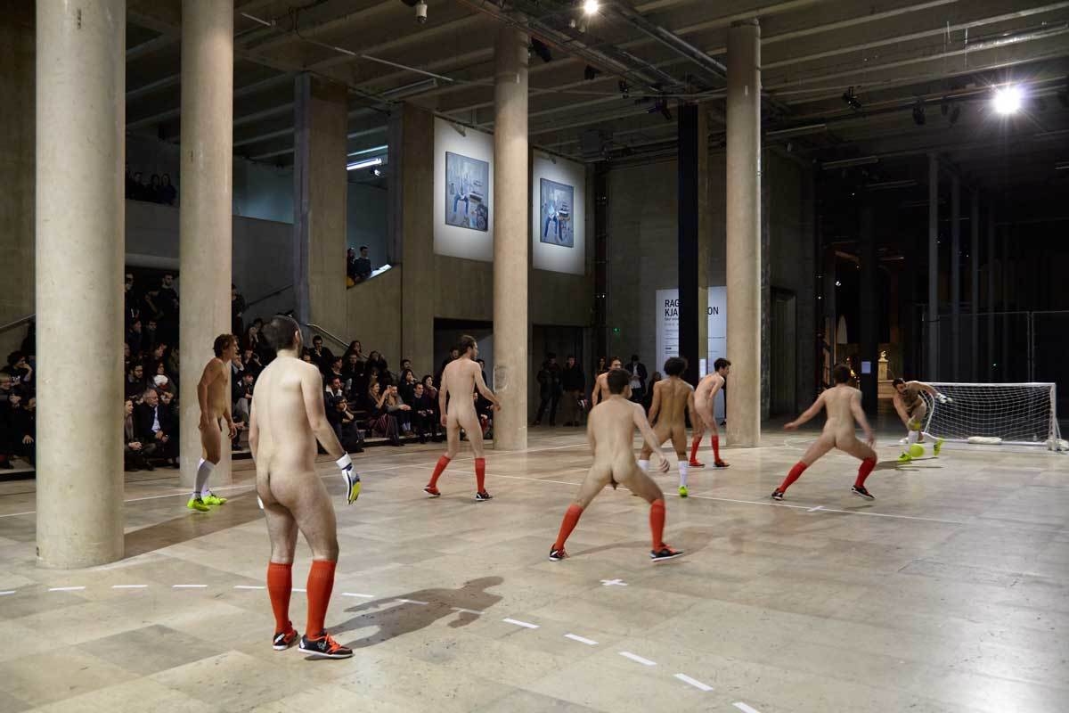 Futbolistas desnudos en una nueva performance