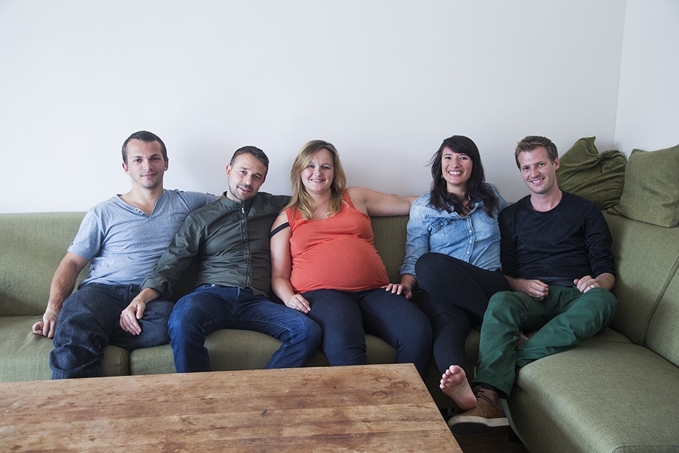 Cinco amigos que van a tener un bebé