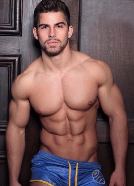 El modelo Roman Dawidoff se muestra totalmente desnudo en sus selfis