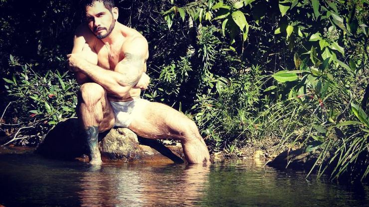 El modelo Evandro Silveira se desnuda delante de su webcam