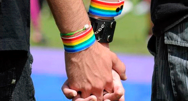 Inhabilitado por negar una plaza escolar al hijo de una pareja gay