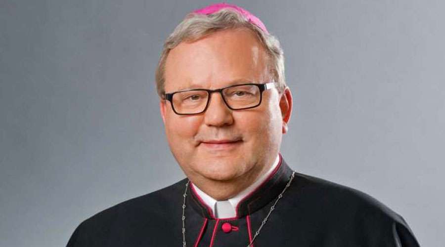 Un obispo alemán pide debatir que la Iglesia bendiga las parejas gays