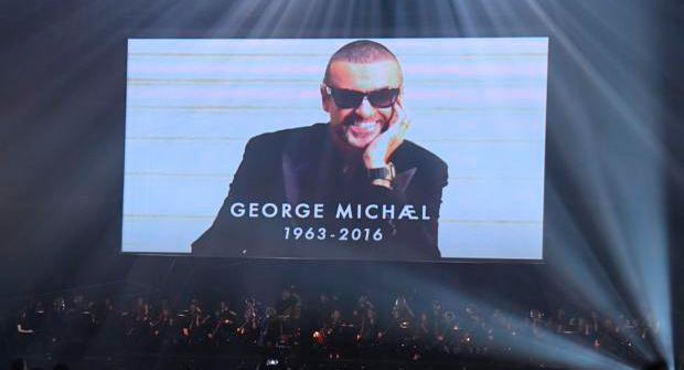 El líder de Coldplay rinde tributo a George Michael en los Brit Awards