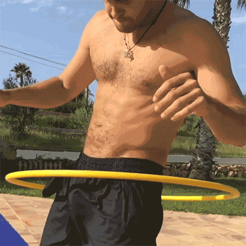 Él baila con el hula hoop sin ropa interior… y se hace viral