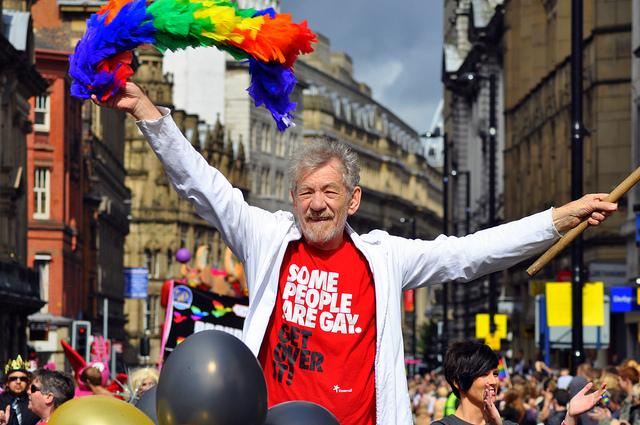 Ian McKellen cree que se margina al actor gay