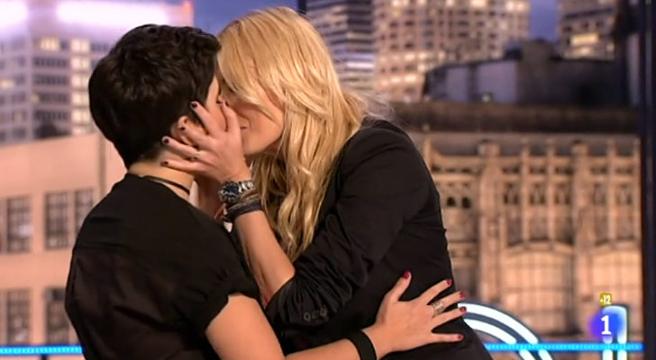 Carolina Cerezuela besa a Alejandra Castelló en ‘Hora Punta’