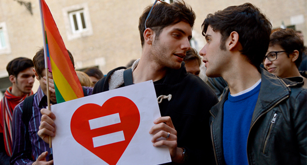 Italia legaliza la unión civil entre homosexuales
