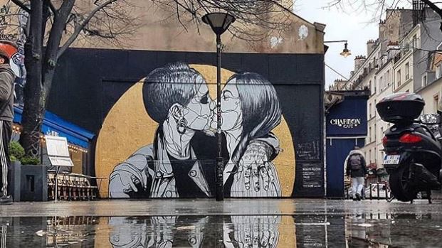 El beso de Jimena y Shaza viaja de ‘Shangay’ a las calles de París