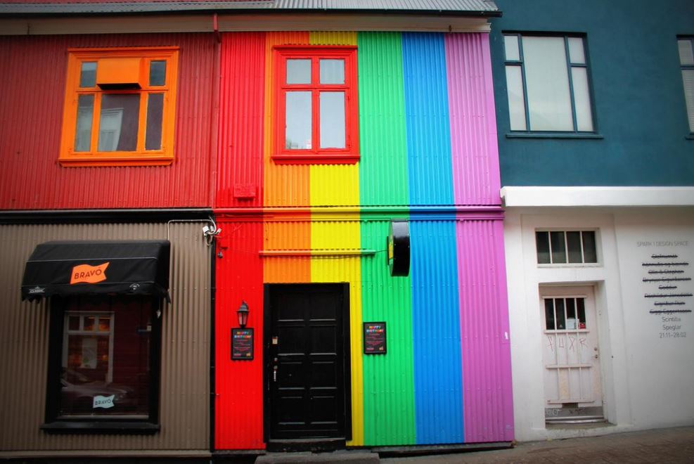 10 lugares con los colores de la bandera gay